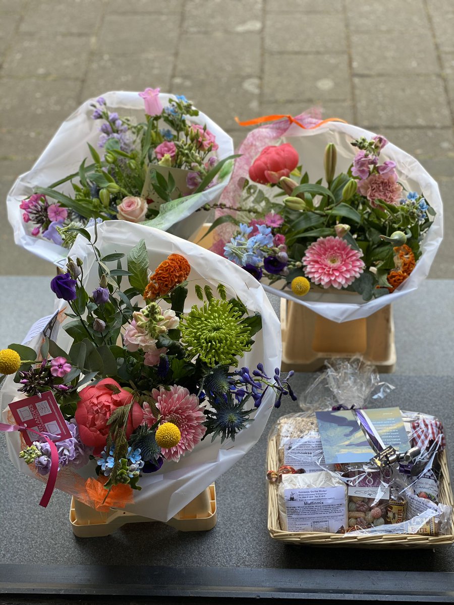 Zelf jarig. In coronatijd. 
De zon schijnt. De lente draait overuren. De borrelplank &amp; eten komen van <a href="/villaruimzicht/">Villa Ruimzicht</a>. Het was top! <a href="/kooplokaaldtc/">Kooplokaal Doetinchem</a>. 👍🏻
Bloemen, cadeau’s, lieve kaarten, appjes, verrassingen, taart, slingers, telefoontjes in gezondheid. Ik tel mijn zegeningen🙏🏻🎈