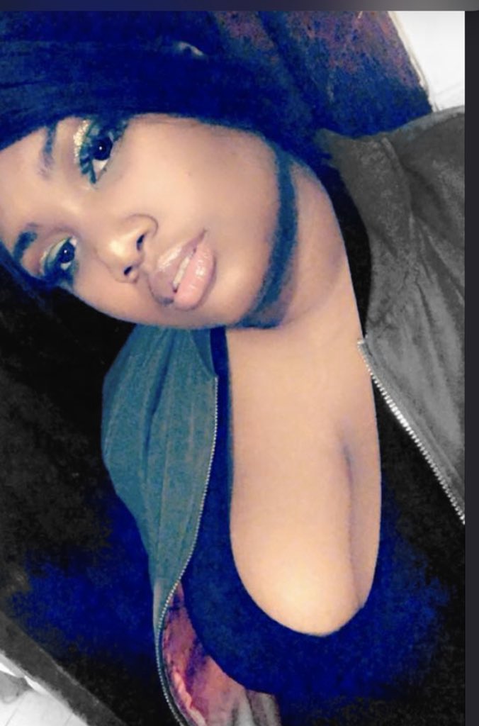TheGreatErza's tweet photo. Her gaze is so enticing. 
Beauty unmatched.
You want to approach her but you know she would never ever notice you w/o cash. 
So you do the only thing you can get on your knees and you open your wallet💫

•findom •Finsub •humanatm •paypig •ebonydomme •ebonybrat •cashslave https://t.co/4jUs8BOELb