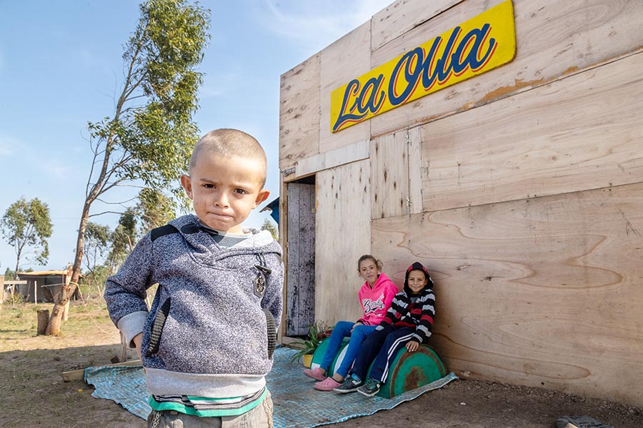 PROPIEDAD VERSUS FAMILIA | Se intenta desalojar a más de setecientas familias en el oeste de Montevideo. El barrio Nuevo Comienzo, nacido este verano en el norte de Santa Catalina, se organiza y no se rinde.

🔗 brecha.com.uy/propiedad-vers… 

✍️ <a href="/salvesti_/">Camilo Salvetti</a> | 📸 <a href="/mauricio_zina/">Mauricio Zina</a>