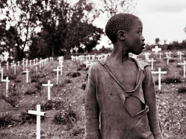 Ils soutiennent la rébellion du FPR (Front patriotique Rwandais) composée de Tutsi exilés en Uganda qui veulent renverser le pouvoir Hutu au Rwanda. En 1994 le genocide Rwandais fait entre 500k et 600k morts en 3 mois.