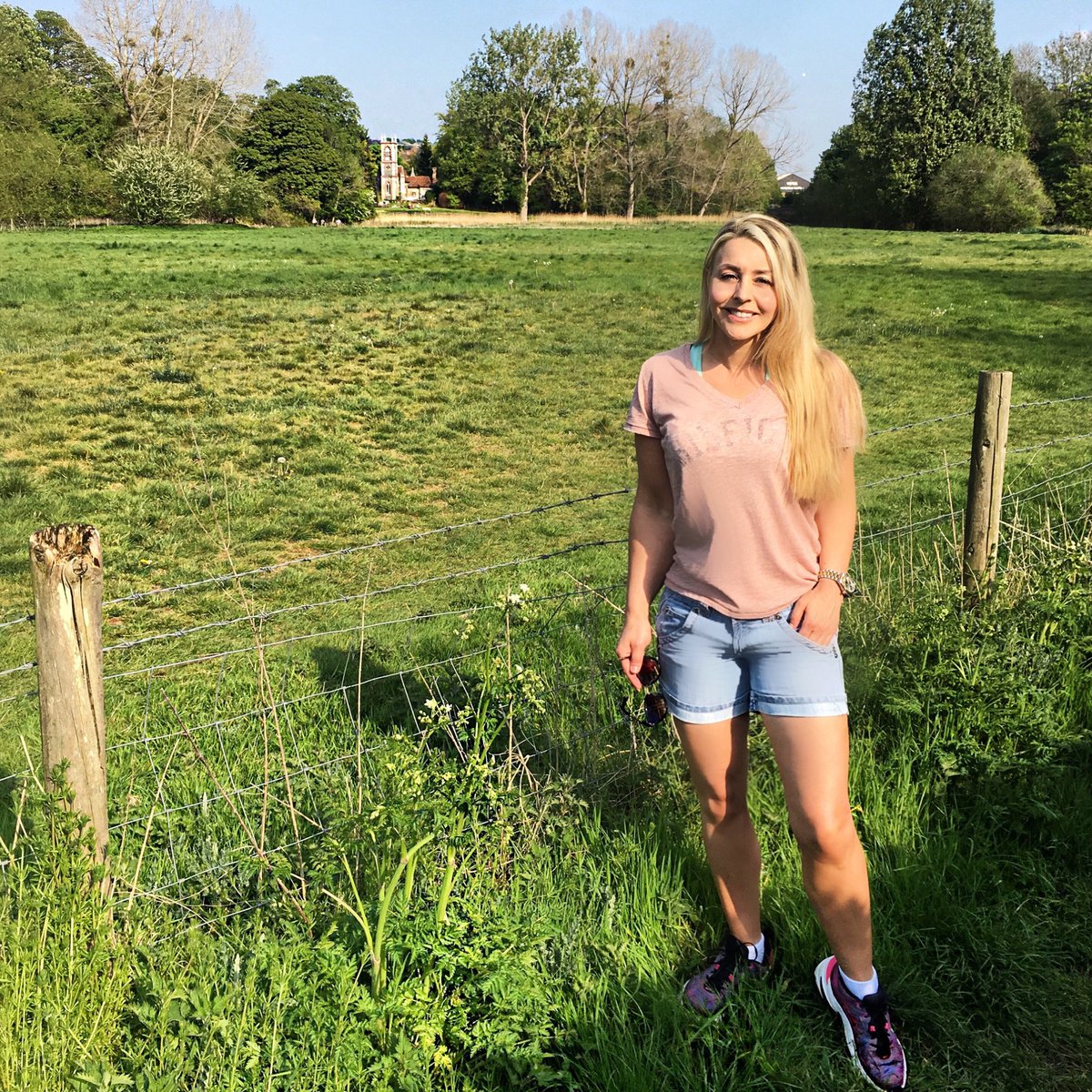 LouisapilbeamTV's tweet photo. It’s official, I’ve become a rambler 🏃♀️🌳 #onceadayexercise #rambler #countrysidewalks #SocialDistancing #workout https://t.co/UaULGmyU83
