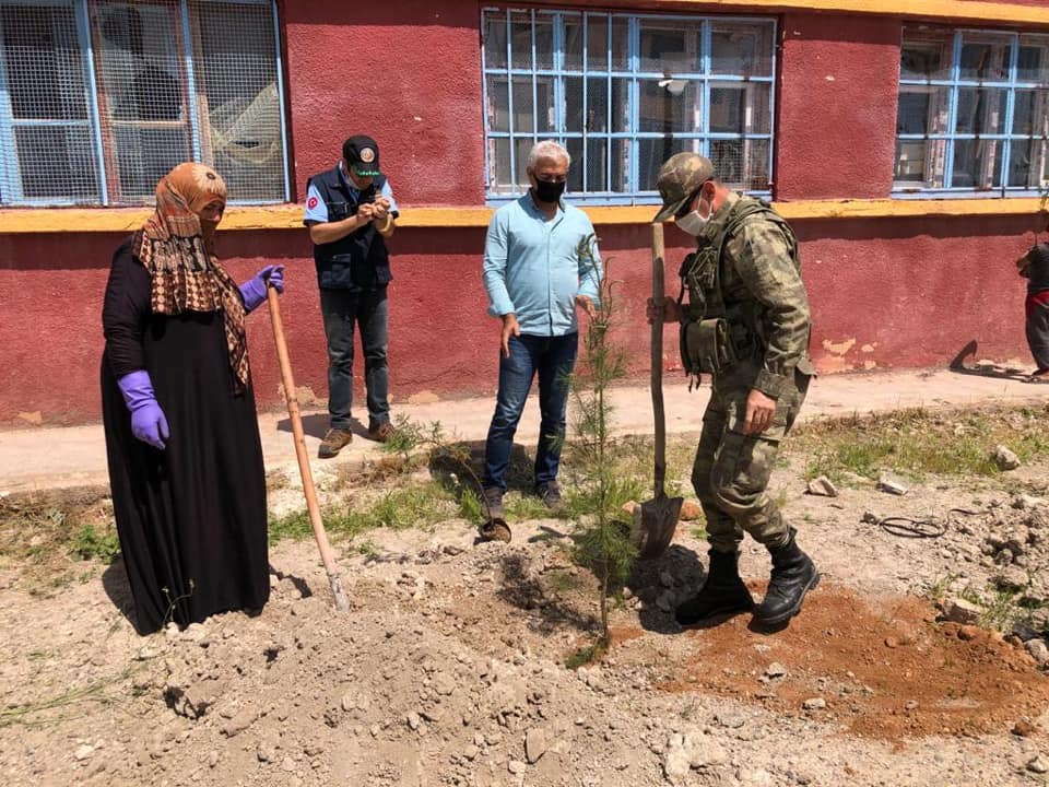 AzadiRojava's tweet photo. Can you believe it? After Turkey &amp; their mercenaries cut EVERY tree they could find in Efrîn &amp; deforested the canton completely they now start, surrounded by press ofcourse, a tree planting campaign in Turk Occupied Girê Spî
What a freaking filthy bunch of hypocrits https://t.co/Sj2hgbiHGy