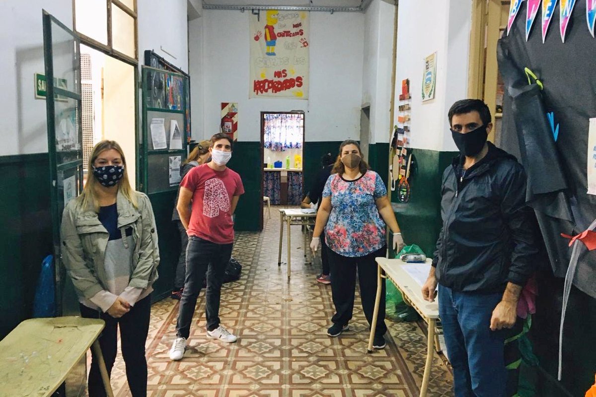 juanfiorini's tweet photo. Recorrimos escuelas y jardines donde se está realizando la tercera entrega de alimentos a las familias de los alumnos.
Un gran trabajo de directores, docentes, auxiliares, el  @gobiernodejunin y @ce_junin para garantizar el Servicio Alimentario Escolar. https://t.co/m9tPe4owmA