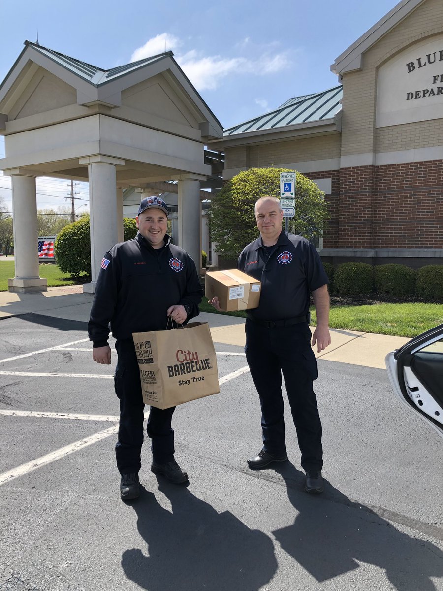BridgesSycamore's tweet photo. This week we are feeding 120 first responders with 12 different meal deliveries. We are also supporting a local restaurant who gives back to our schools all year long. Thanks to our donors and volunteer drivers for making this happen! #kindnessiscool https://t.co/y41ACpJMGU