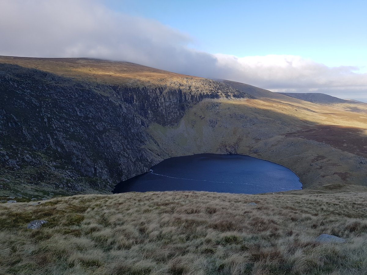 Phew, we've got at least 1 like! Here's Foel Fras (in cloud) in the Carneddau, with Llyn Dulyn in the foreground. At 942m high, this is the start/end of  #Welsh3000 attempts. I squeezed this walk in on the way home from a  @WelshLGA event in Flintshire; definitely worth it!