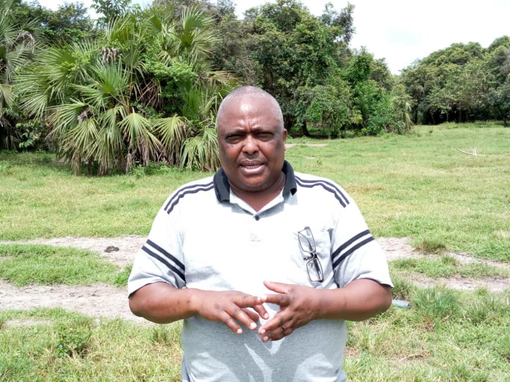 Kaimu Mkurugenzi wa Utafiti na Mafunzo Dkt.Hassan Ally Mruttu akihamasisha na kuelimisha  wafugaji wa kijiji cha kafumangao  Mkoani Pwani (hawapo pichani) faida za kupandisha ng'ombe kwa njia ya chupa (23/04/2020) lengo likiwa ni kuwasaidia wafugaji hao kufuga kisasa  na kwa tija