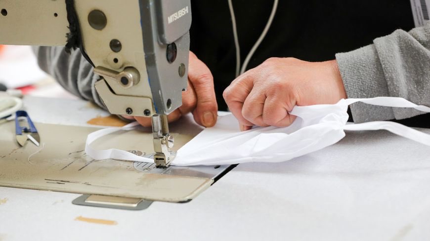 PeillonVillage's tweet photo. #Mobilisation Citoyenne ! Lancement à compter de lundi 27 avril 2020 à 
@PeillonVillage d’un atelier de confection de #masques en tissu réutilisables et lavables. Plus d’infos :  https://t.co/reCBblnfoz #COVID19 #masquespourtous #masquesolidaires https://t.co/NBrHcLB9sI