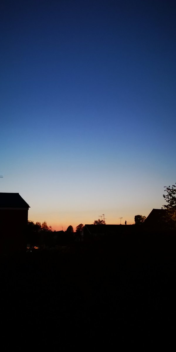 LifeOfJenJenLou's tweet photo. Looking out for the satellites again. So so lovely out here. #nofilter #aprilsunset #silhouette https://t.co/5HHJ6dQrTK