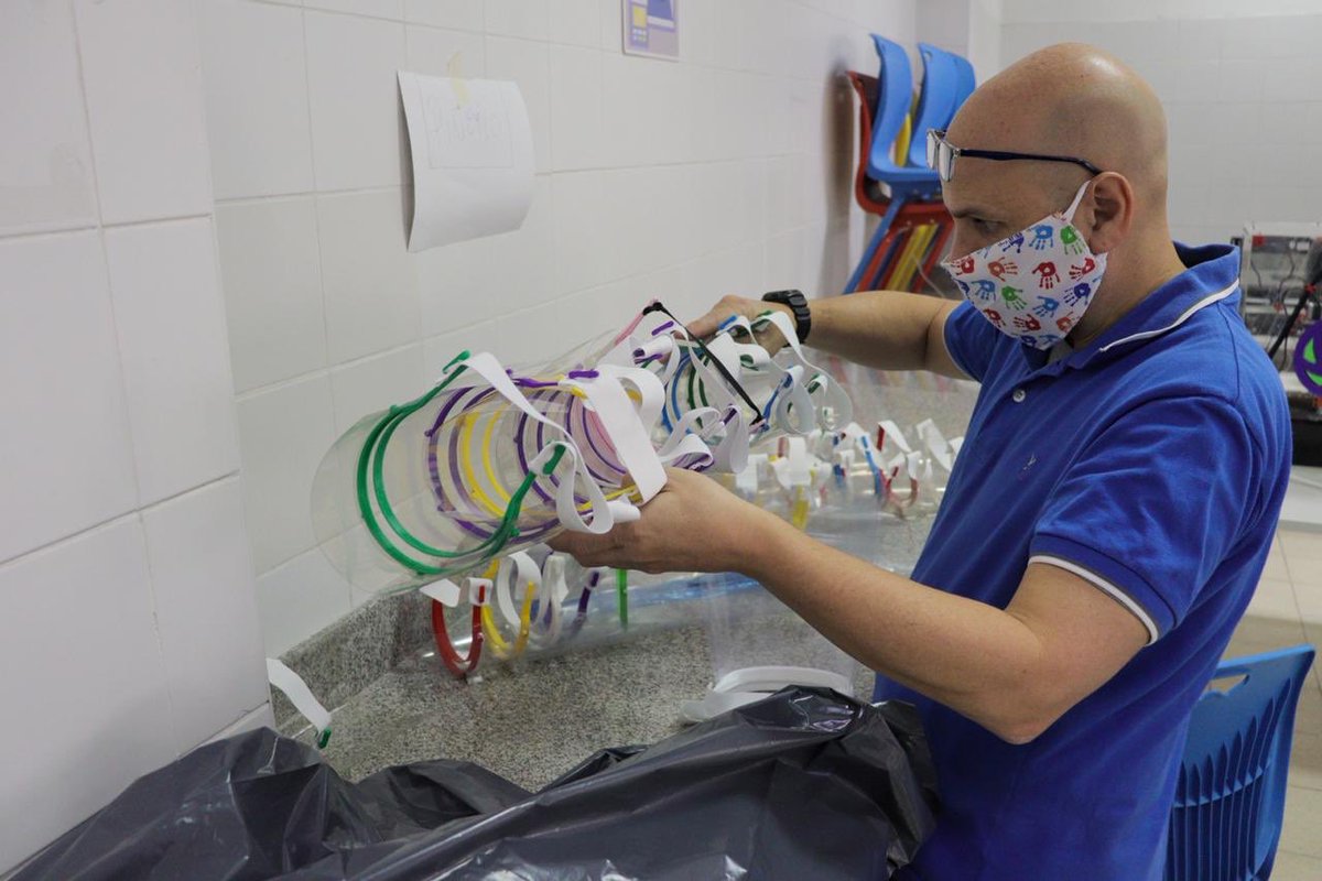 Hoy se realizó la entrega de las mascarillas 😷 fabricadas en la Escuela de Comercio N.° 19 a distintos hospitales de la Ciudad 🏥 estuvimos en el Hospital Tornú, Álvarez, Durand y Piñero. El personal médico agradecido con los docentes que participan del proyecto.
#MásEscuela
