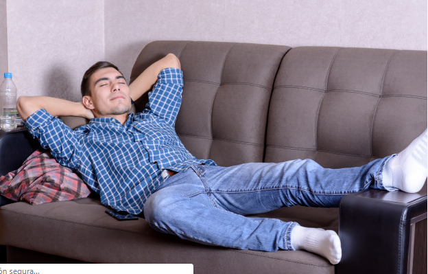 Молодые расслабляются. Мужчина на диване. Человек отдыхает на диване. Мужчина отдыхает на диване. Мужик лежит на диване.