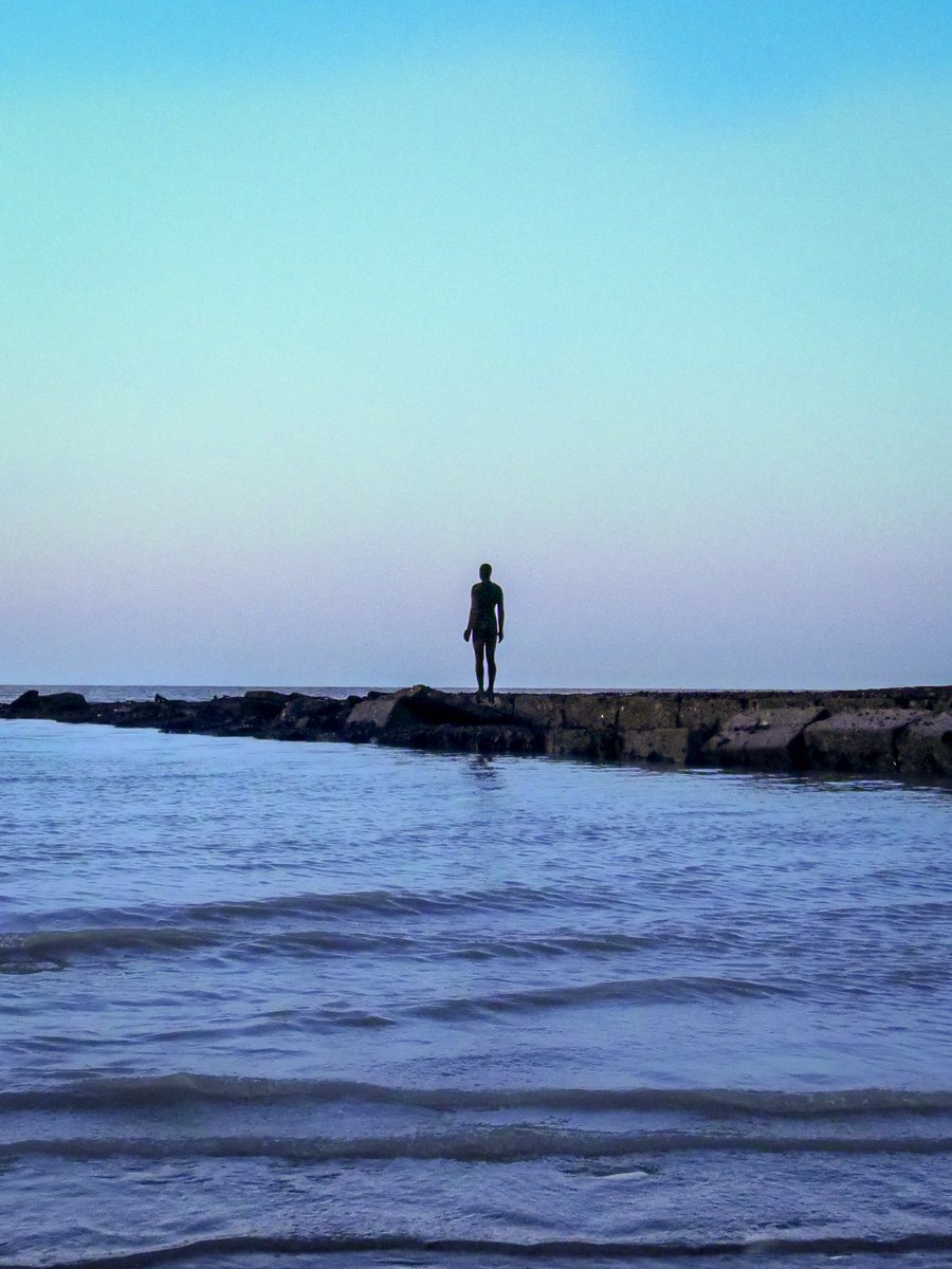 Isolation can be beautiful 💙
.
“Western sculpture has been concerned with movement. I wish to celebrate the still and silent nature of sculpture. The work is designed to be placed within the flow of lived time.” -Antony Gormley
.
#margate #broadstairs #antonygormley #turnerskies