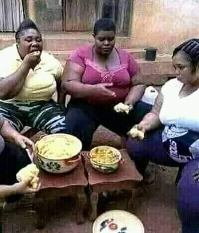 Ugandan ladies having their lunch, they call them sireyi kwinz in their accent  #UGAZIM