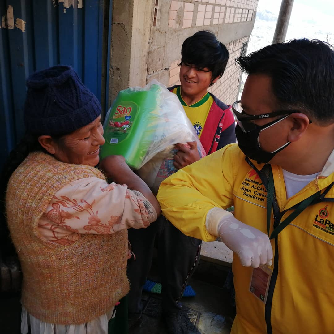 SubMaxParedes's tweet photo. Por instrucciones del alcalde Dr. Luis Revilla, Subalcalde Juan Carlos Sandoval junto a personal de la subalcaldia y voluntarios inicia la entrega de la canasta solidaria en las 
zonas de :
Bartolina Sisa, Cuisicancha, Bajo Lima, Alto Santiago de Munaypata.
#QuédateEnCasa #Ahora https://t.co/0Fx1Y7SOTb