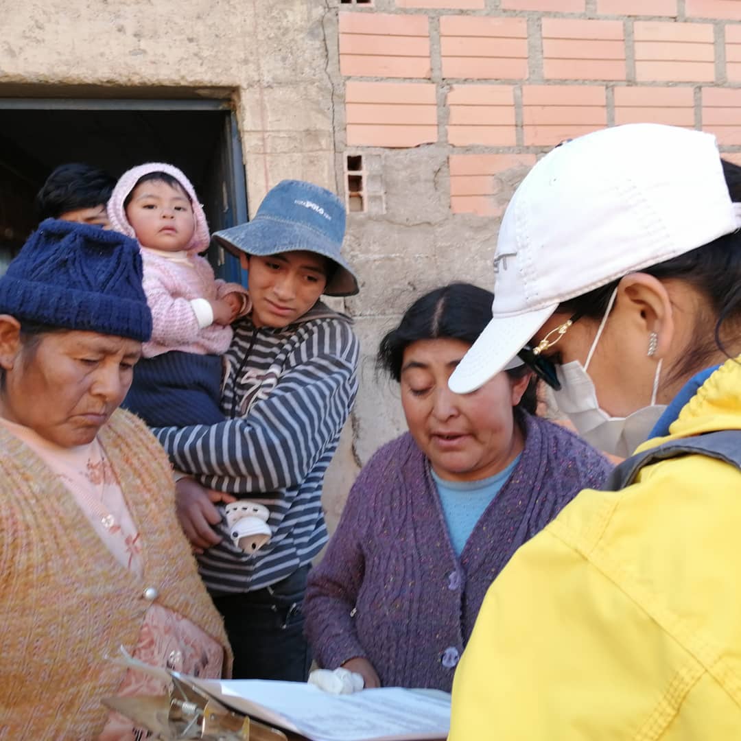 SubMaxParedes's tweet photo. Por instrucciones del alcalde Dr. Luis Revilla, Subalcalde Juan Carlos Sandoval junto a personal de la subalcaldia y voluntarios inicia la entrega de la canasta solidaria en las 
zonas de :
Bartolina Sisa, Cuisicancha, Bajo Lima, Alto Santiago de Munaypata.
#QuédateEnCasa #Ahora https://t.co/0Fx1Y7SOTb
