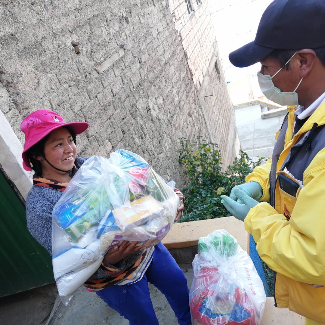 SubMaxParedes's tweet photo. Por instrucciones del alcalde Dr. Luis Revilla, Subalcalde Juan Carlos Sandoval junto a personal de la subalcaldia y voluntarios inicia la entrega de la canasta solidaria en las 
zonas de :
Bartolina Sisa, Cuisicancha, Bajo Lima, Alto Santiago de Munaypata.
#QuédateEnCasa #Ahora https://t.co/0Fx1Y7SOTb