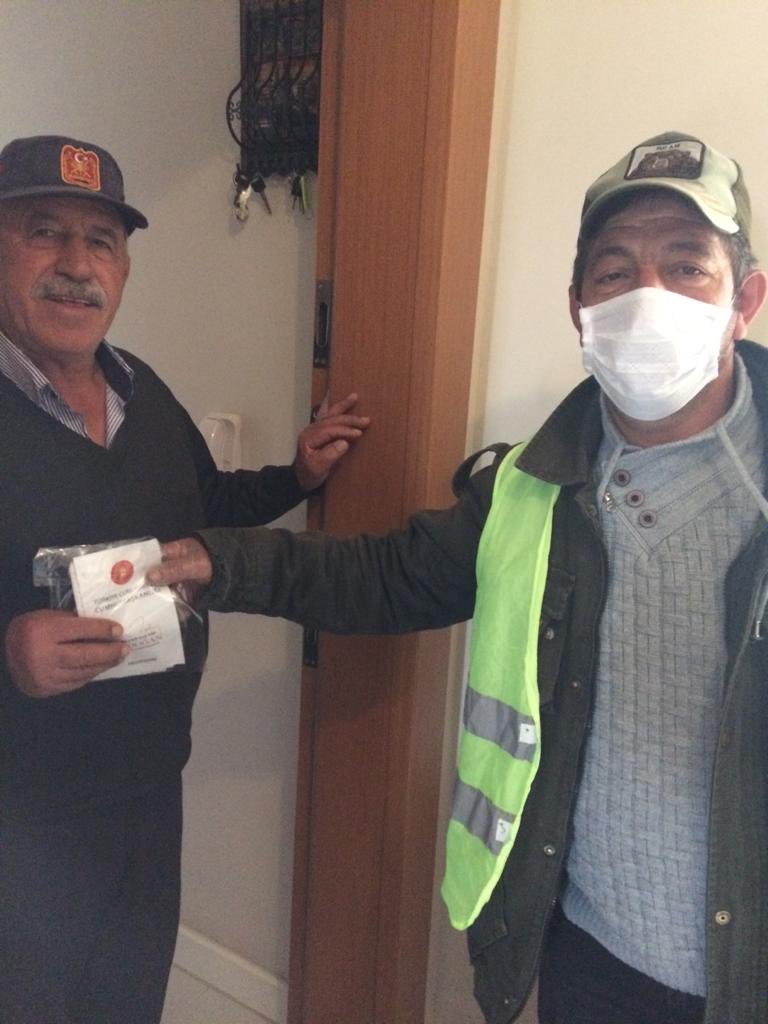 Edirne Valiliğinin de destekleriyle İlçe Halk Eğitim müdürlüğümüzde üretilen maskeler ilçe merkezinde dağıtılmaya devam etmektedir.<a href="/edirne_valiligi/">Edirne Valiliği</a>