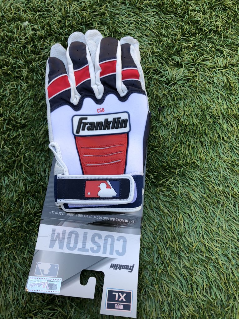 CollegeSummerBB's tweet photo. If we can get 500 retweet’s by tomorrow night at 8pm,  we will pick one winner and send them our Custom CSB batting gloves!  Anyone who retweets will be eligible. https://t.co/df2gxauHJN