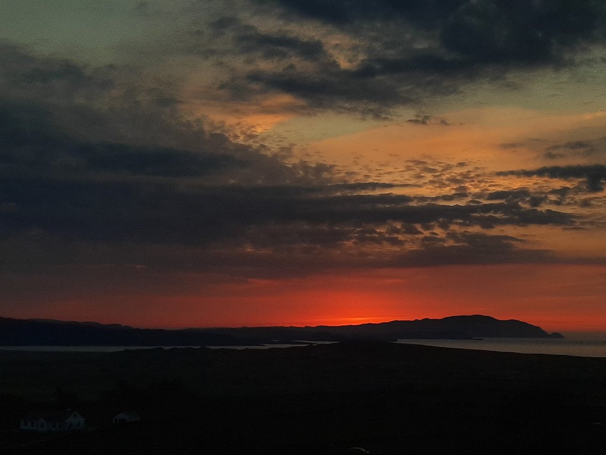 annsinead's tweet photo. #evening #sunset #Donegal #home #SocialDistancingSilence #LockdownLandscape #nofilter #noprocessing #noDSLR #CameraPhoneCapture https://t.co/T1Mvad1hBt