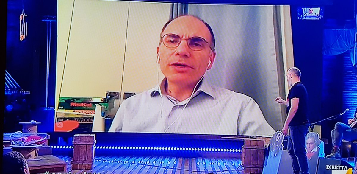 andeka1978's tweet photo. In videoconferenza tutti fanno a gara di sfondi, serie meravigliose di grandi poeti e belle foto in belle librerie @EnricoLetta sullo sfondo: armadio laccato bianco e giochi di società: Monipoli, Risiko, Euro... #fattelospiegasemplice #propagandalive https://t.co/pxiyQ6BCXn