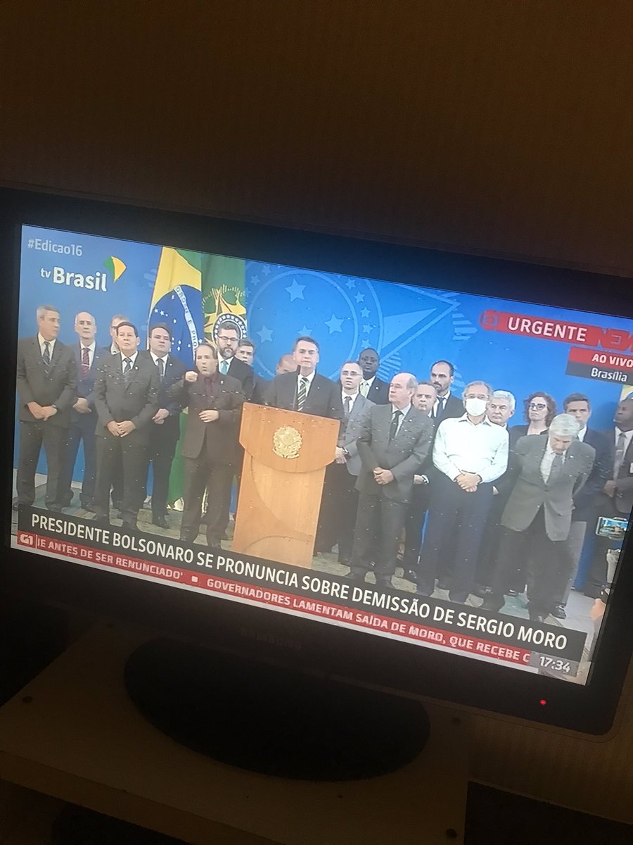 gabiguedes's tweet photo. Porque só Paulo Guedes está de máscara nesta aglomeração de gente? 🤔 https://t.co/8re5lWTRLW
