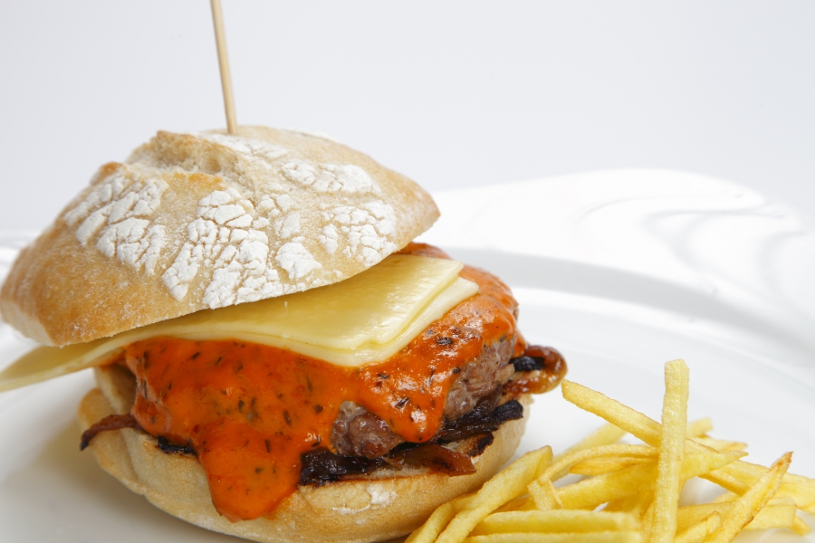 LucioAsador's tweet photo. Estos días estamos aprovechando para seguir disfrutando de la cocina y por eso... ¡nos hemos apuntado al concurso de la mejor hamburguesa casera de España! 🍔 https://t.co/ZBO6AqZJ6B