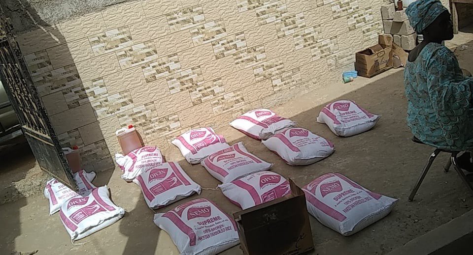 MidwivesMothers's tweet photo. We also helped 7 Widows in Sanchaba Kerr Serign and they appreciated everything. Represented by Saidou Bah. https://t.co/QVALMzmopl