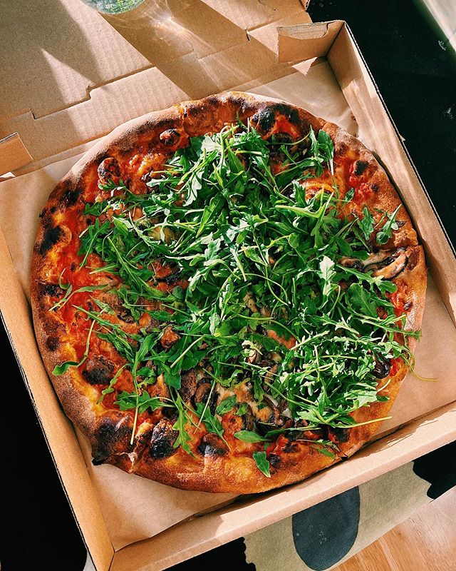 Add some green to your Friday night pizza part with some fresh arugula 🌿🍕🌿 
📷: @marinacochinaeats