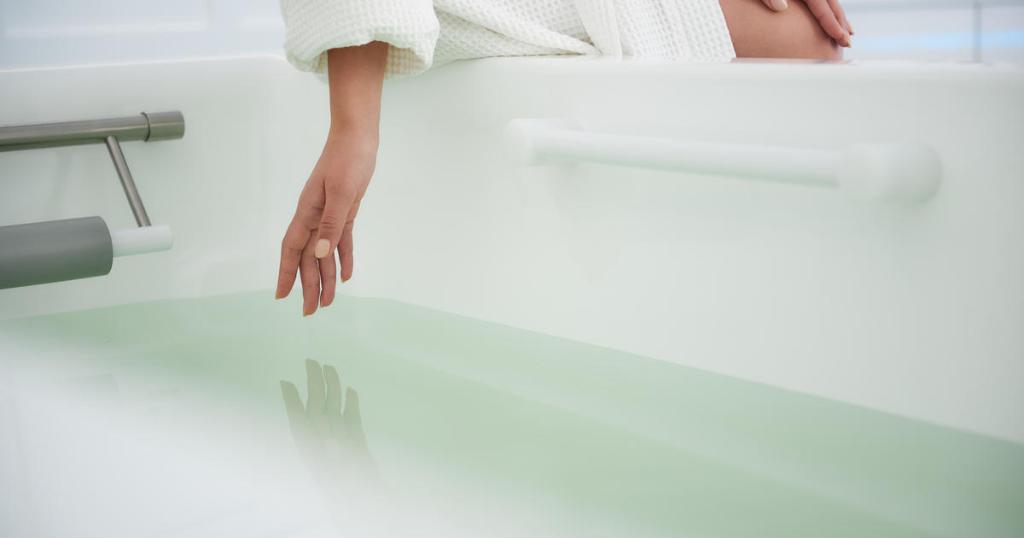 Can bathing in bleach treat COVID-19 symptoms? Doctors say absolutely not cbsn.ws/2Vyx06o