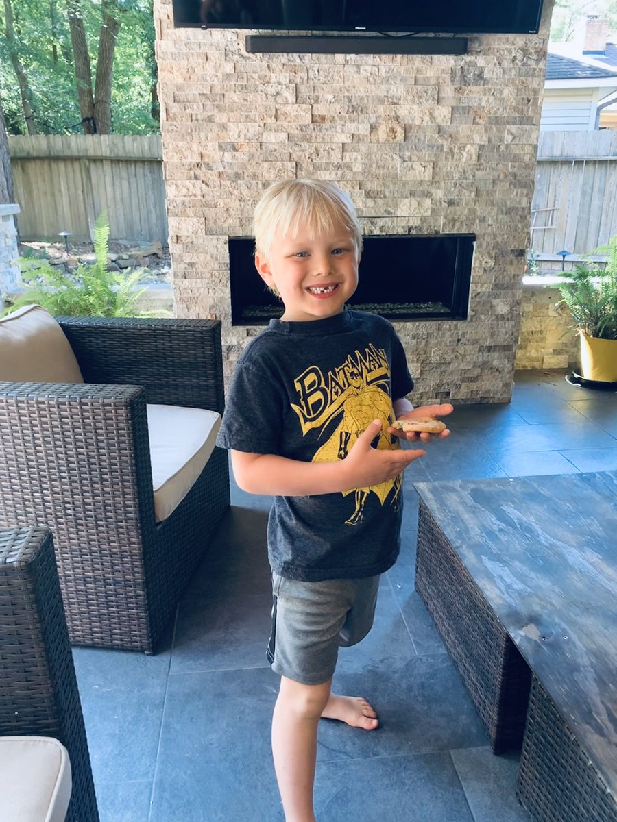 Cookies definitely taste better in quarantine😍Thank you, <a href="/NeuburgerLauren/">Lauren Neuburger</a> for making our day! You’re a rockstar teacher and I am so thankful that you are a part of the #kleinfamily #kisdteamspedp2p #COVID19