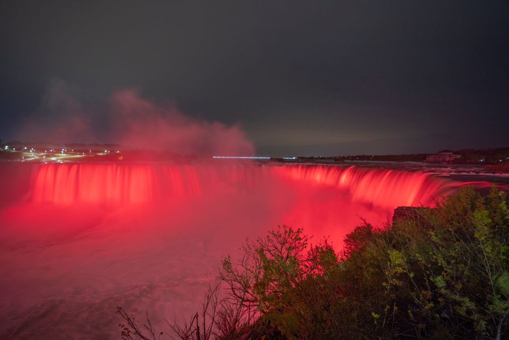 NFallsTourism's tweet photo. Niagara Falls will be illuminated red tonight from 8pm to midnight as a symbol of bi-national support as Canadians from coast to coast to coast honour the victims of the senseless tragedy in Nova Scotia. #novascotiastrong

View from home: https://t.co/C88lCSjRhw https://t.co/ljRWKlsqTB