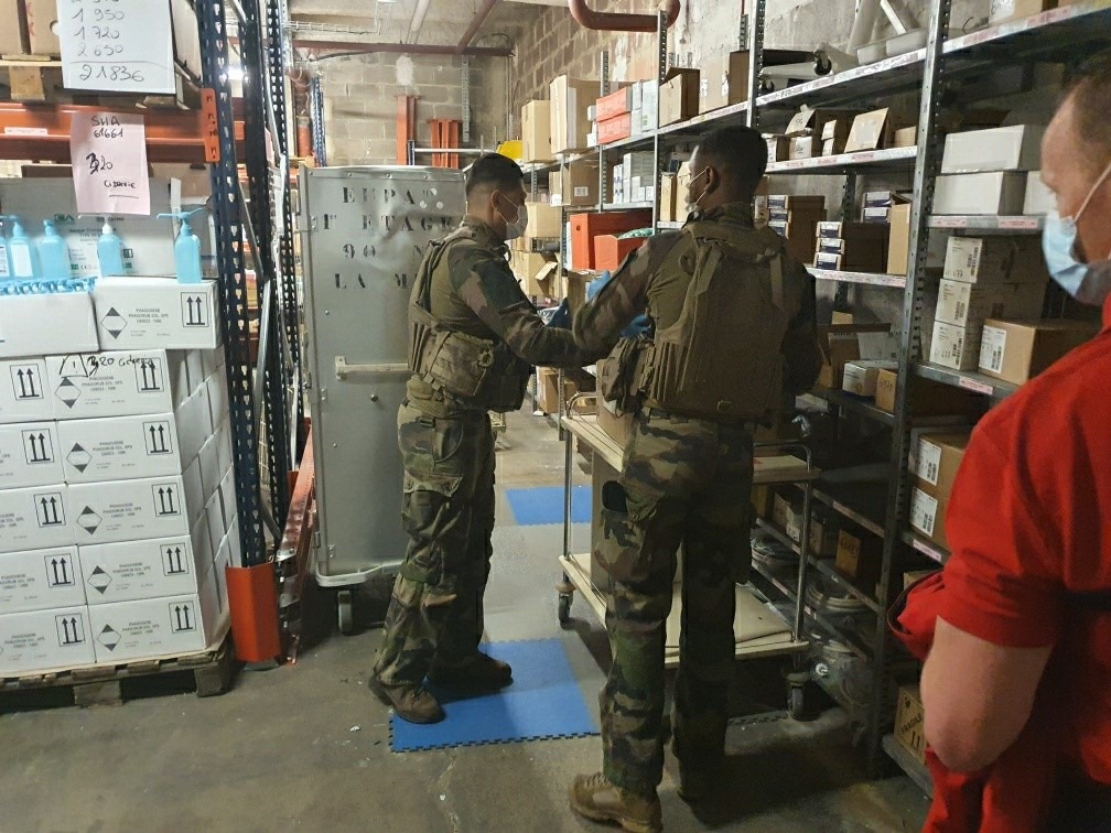 armeedeTerre's tweet image. [#Résilience] Le #2RMAT a été sollicité pour distribuer dans les EHPAD et services de santé de la Manche et Seine-Maritime, des kits de prélèvement et lunettes au profit de l'@ars_normandie. 1315 kits de prélèvement et 415 paires de lunettes distribués en 24h.
#NousSommesLà