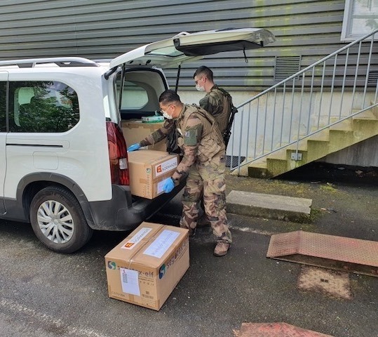armeedeTerre's tweet image. [#Résilience] Le #2RMAT a été sollicité pour distribuer dans les EHPAD et services de santé de la Manche et Seine-Maritime, des kits de prélèvement et lunettes au profit de l'@ars_normandie. 1315 kits de prélèvement et 415 paires de lunettes distribués en 24h.
#NousSommesLà