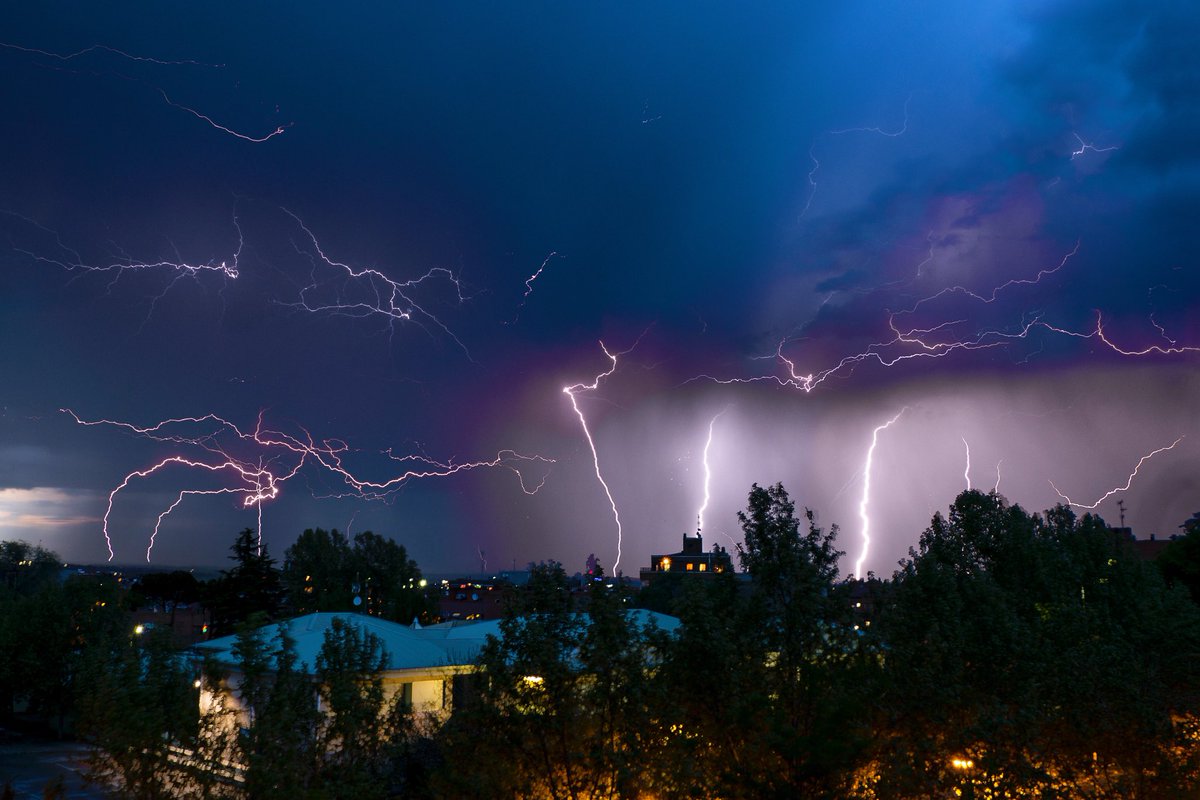 fbsgfoto's tweet photo. Ser fotógrafo y estar en casa implica no poder evitar coger la cámara para plasmar algo más de una hora de #tormenta en #valladolid en un solo fotograma #rayos #lightning #photography https://t.co/LmDhYbRc8q