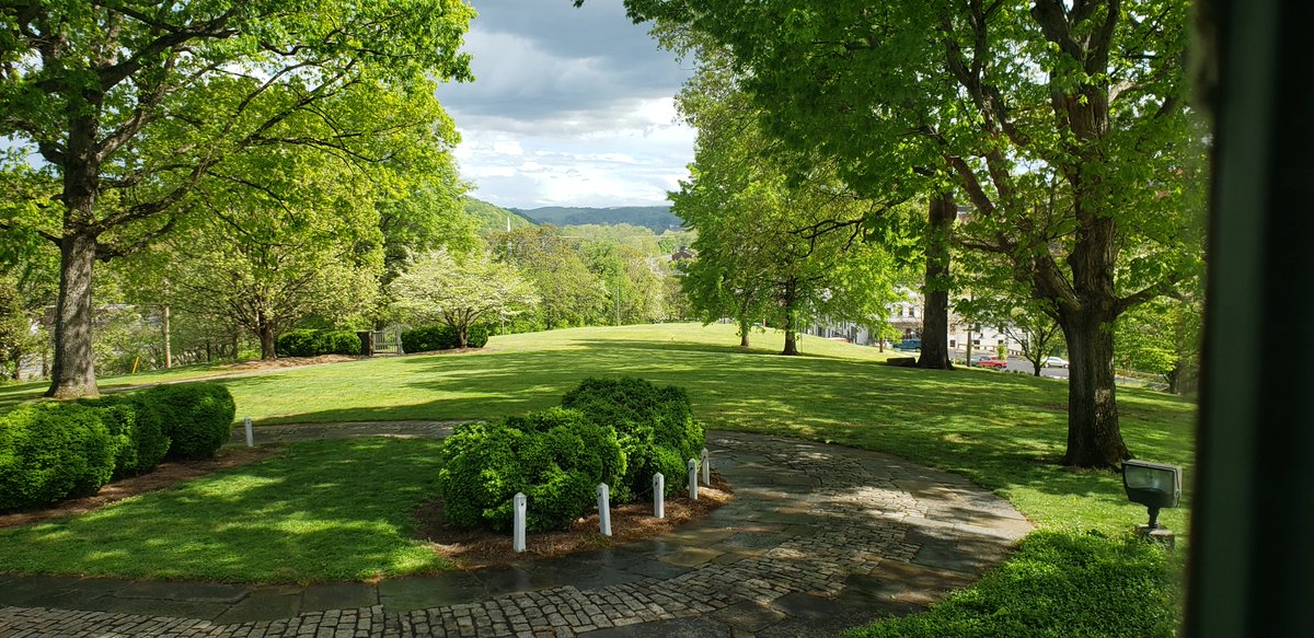 LburgMuse's tweet photo. This photograph was today taken from the front window of the formal parlor at #PointofHonor. We love this view of #DowntownLynchburg and the #JamesRiver. #fridayfeeling #fridayvibes #ourlynchburg #lynchburgva #lovelyh #historichome #MuseumFromHome #MuseumMomentofZen https://t.co/PSZUytD8SH