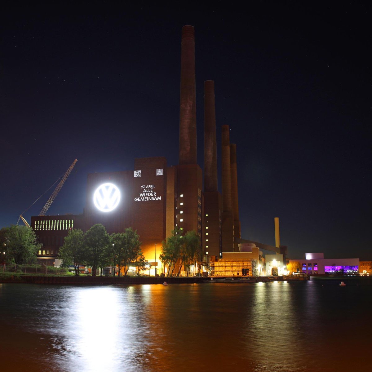 MiManske's tweet photo. Das #VW-Kraftwerk in #Wolfsburg strahlt am Wochenende vor dem Wiederanlauf. Kreative Aktion von der @IGMetall und dem Betriebsrat zum #Corona-Comeback. @VWGroup https://t.co/VvE0MZmfeU