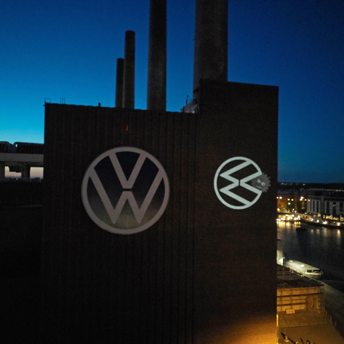 MiManske's tweet photo. Das #VW-Kraftwerk in #Wolfsburg strahlt am Wochenende vor dem Wiederanlauf. Kreative Aktion von der @IGMetall und dem Betriebsrat zum #Corona-Comeback. @VWGroup https://t.co/VvE0MZmfeU