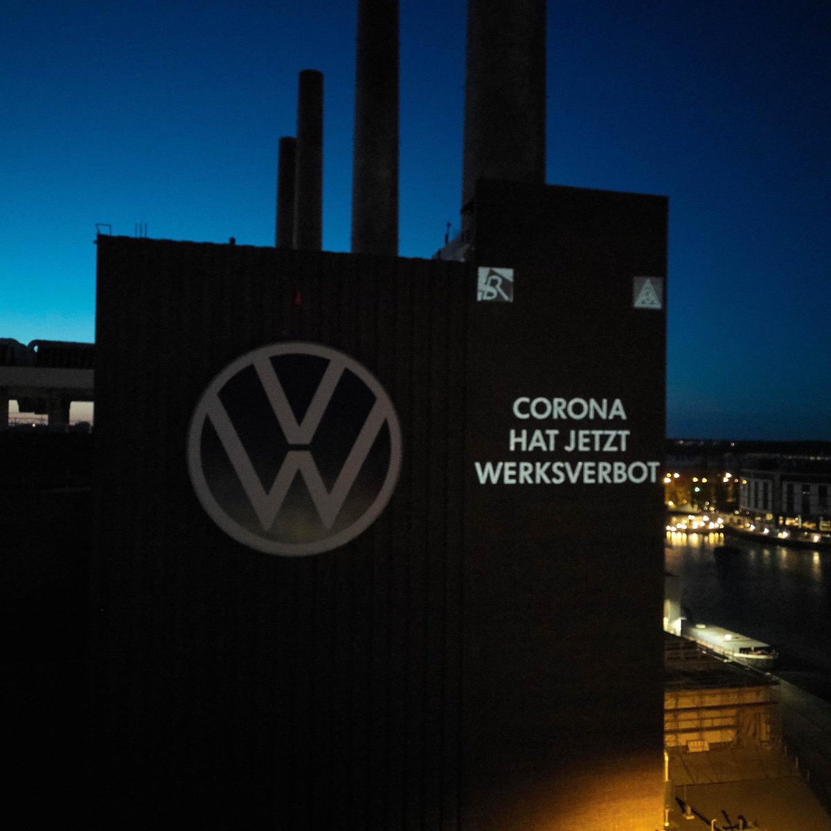 MiManske's tweet photo. Das #VW-Kraftwerk in #Wolfsburg strahlt am Wochenende vor dem Wiederanlauf. Kreative Aktion von der @IGMetall und dem Betriebsrat zum #Corona-Comeback. @VWGroup https://t.co/VvE0MZmfeU