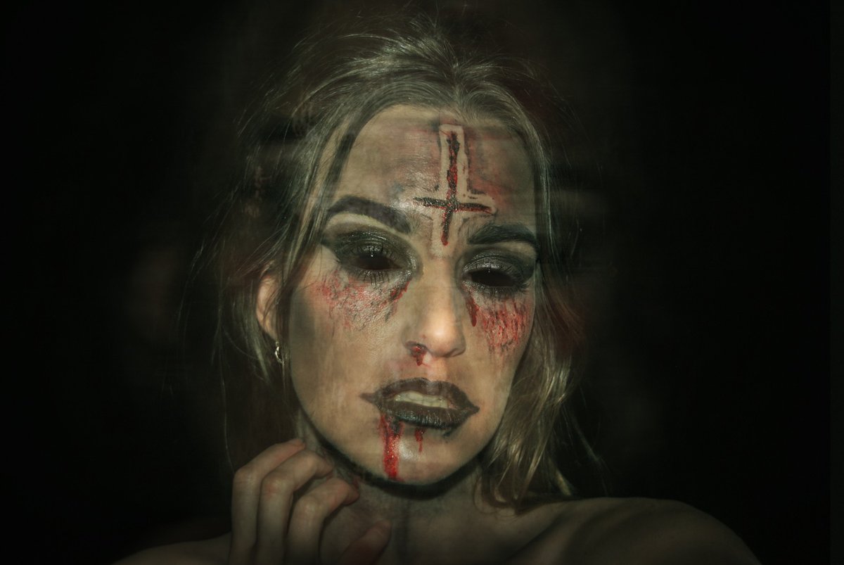 AliciaPaniagua2's tweet photo. El diablo no tiene miedo de sentarse en un altar👑 #makeup #horrorfilms #makeupchallenge #makeupartist #photography #horror #bodypaint #infierno #demonio #photooftheday #photographer #art #ArtistOnTwitter #sangre #dark #darkselfie #cruz #petrina #infernal #yyanosemeocurrenmas https://t.co/h348Z3ORYu