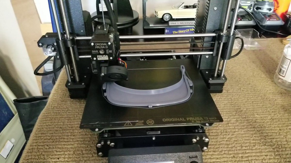 MarinAcademyHOS's tweet photo. Our faculty continue to rise to the occasion during this tough time. We recently had faculty members hard at work donating to our healthcare workforce: N95 masks, gloves, sanitizer, &amp; some who even took MA's 3D printers home to produce face shield parts to distribute! #community https://t.co/Fl6bqFjDvn