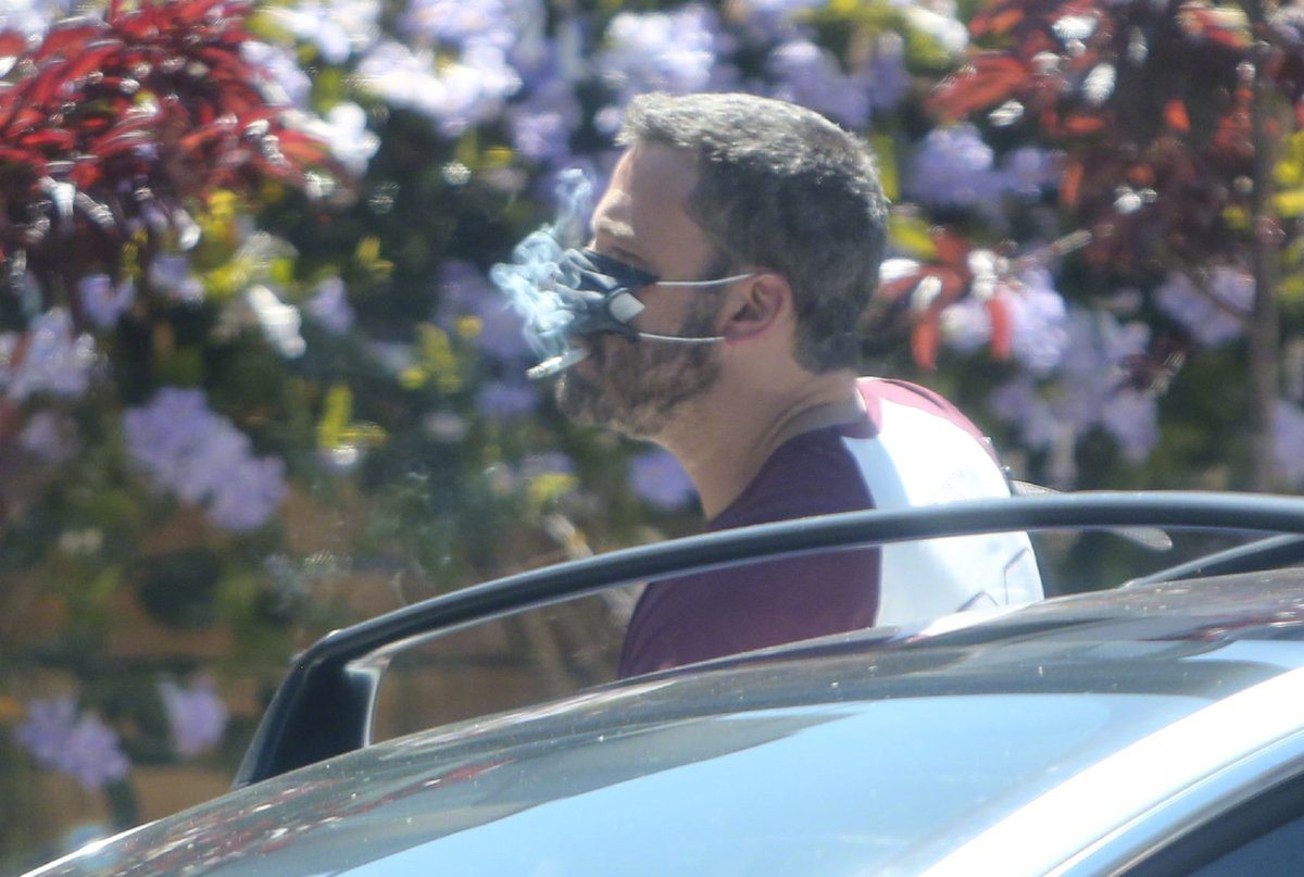 ʙᴇꜱᴛ ᴏꜰ ʙᴇɴ ᴀꜰꜰʟᴇᴄᴋ Ben Affleck Smoking Without Knowing How To Wear A Mask 24 April