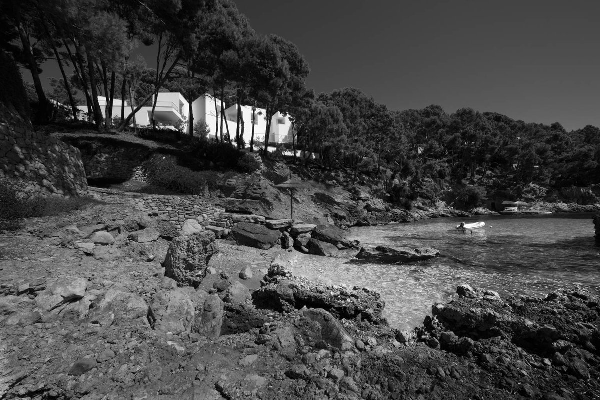 Speedmaster72's tweet photo. #100x100MasterHouses
Álvaro Siza en Mallorca. 

3 cuerpos disgregados a su vez, cosidos por pasajes al aire libre. Fragmentos adaptados a la topografía que dialogan con el rocoso entorno, convertido en el podio sobre el que esta obra hace suyo el Meditarráneo.

📷 Juan Rodríguez https://t.co/gkgfc8tsYj