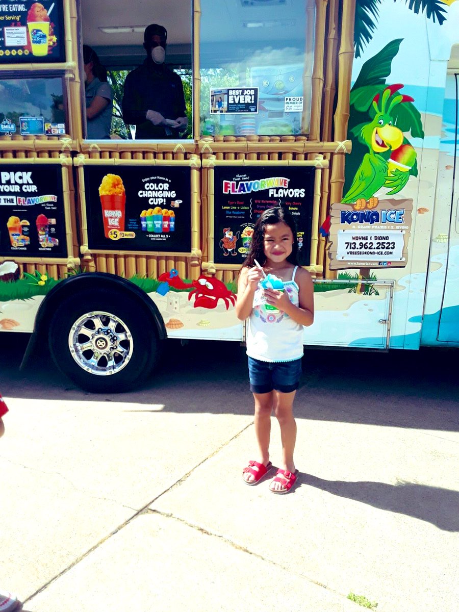 ArellanoTeach's tweet photo. Some our students have been working really hard since we started Distance Learning, so they got a special surprise from our bilingual 3rd grade Team! #wemakeithappen #theSchulzeExperience @SchulzePanthers @MissPina13 @almary_r https://t.co/yCzkQ0v0et