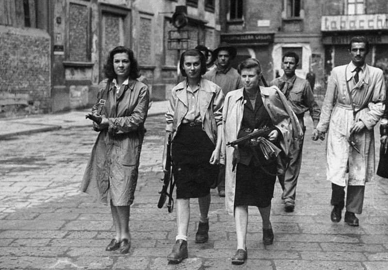 vlrrmorghulis's tweet photo. 25 aprile 1945. 
Il 25 aprile di 75 anni fa la resistenza italiana scatenò l'insurrezione nazionale contro i tedeschi. Mussolini tentò la fuga in Svizzera unendosi a una colonna tedesca ma riconosciuto e catturato dai partigiani fu giustiziato il 28 aprile.
#festadellaliberazione https://t.co/sgXk0S9uOi