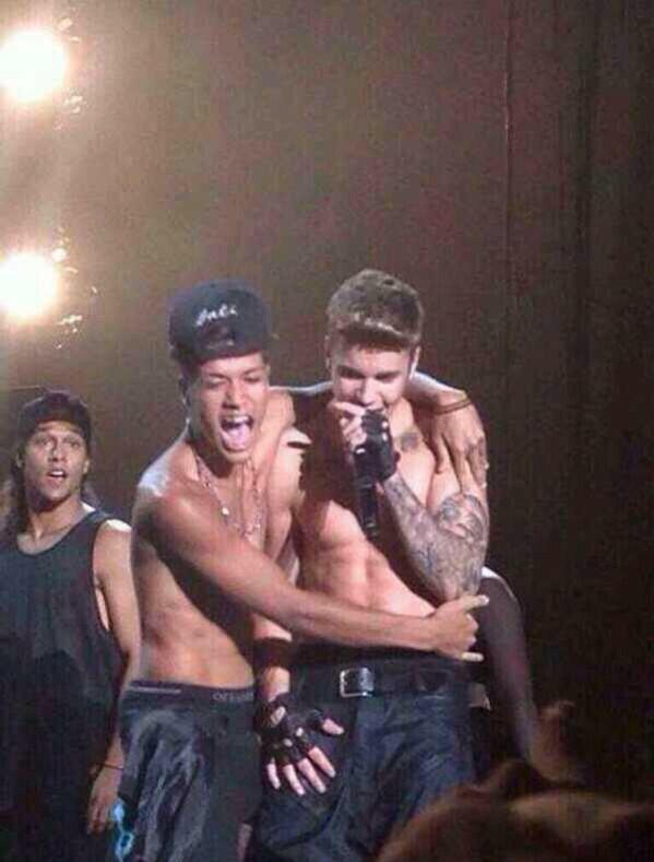 when this fan got on stage and justin thought it was one of the dancers until jon came and pulled him off lmaoo