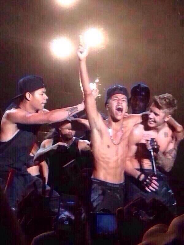 when this fan got on stage and justin thought it was one of the dancers until jon came and pulled him off lmaoo