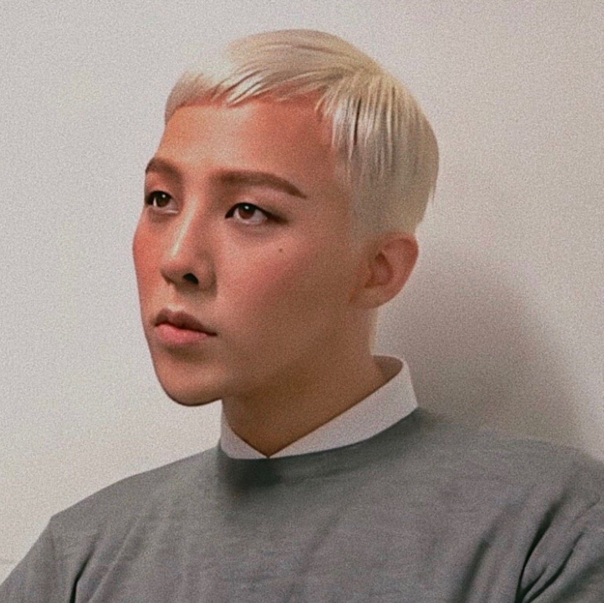 Here& #39;s a short but necessary thread of Jiyong and Bambam both rocking silver / gray hair