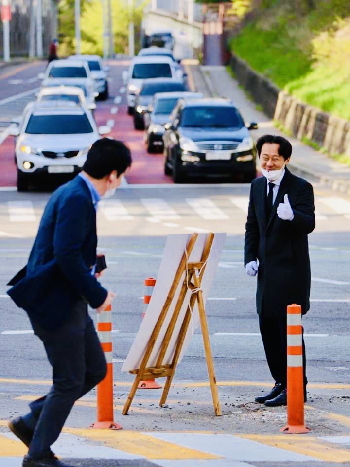 <금일 당선인사 장소 안내드립니다>

오늘 오후 1시부터 상현공원, 탄천(죽전), 보정까페거리, 마북 근린공원, 청덕아람공원, 동백내꽃공원, 동백호수공원 등 용인내 공원을 거닐며 시민들께 당선인사드릴 예정입니다. 

오후에 공원에서 뵙겠습니다 ^_^