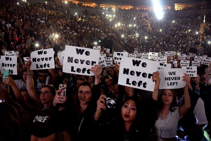 holding up signs during shows. this is something so pure and beautiful and we need to bring it back for the next tour!