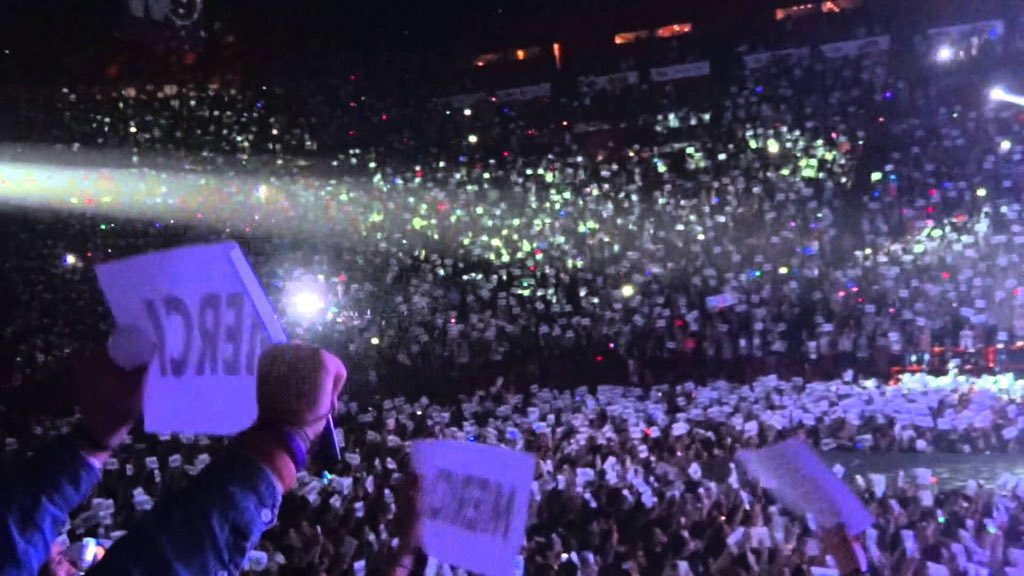 holding up signs during shows. this is something so pure and beautiful and we need to bring it back for the next tour!