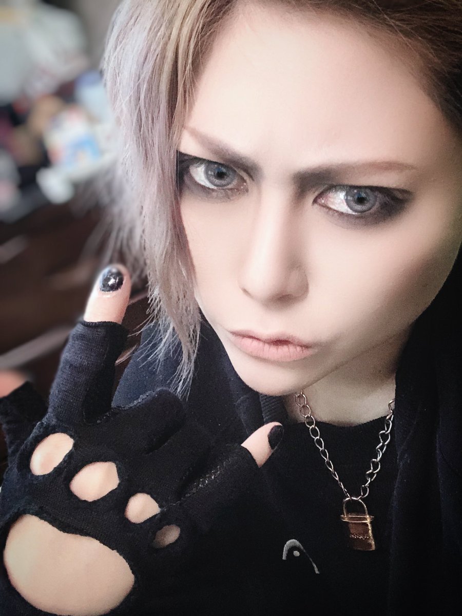 O Xrhsths 倉蔵 Sto Twitter みんな正解してくれてありがとう ハグキャンペーン終了のお知らせ 笑 てなわけで 今日はhyde さん風メイクにしました 恐れ多い 美男美女さんと繋がりたい 自撮り界隈 いいねした人全員フォローする Lgbt バイセクシャル 男装